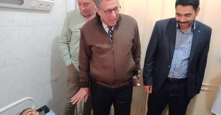 وكيل التعليم بالبحيرة يزور طالب أصيب في حريق مصنع تعبئة الأكسجين