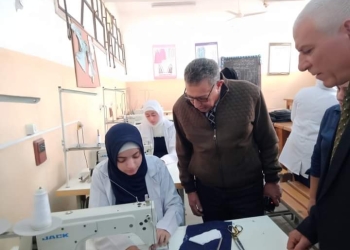 وكيل التعليم بالبحيرة يزور طالب أصيب في حريق مصنع تعبئة الأكسجين