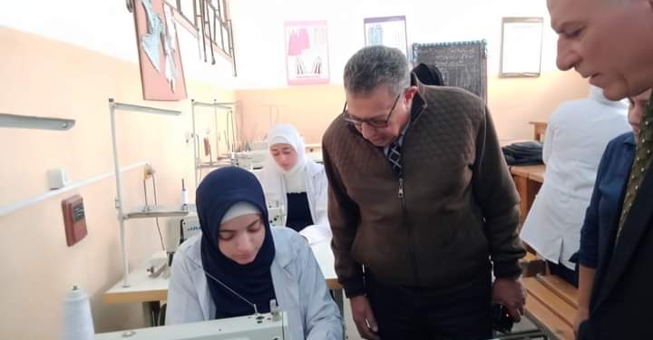 وكيل التعليم بالبحيرة يزور طالب أصيب في حريق مصنع تعبئة الأكسجين