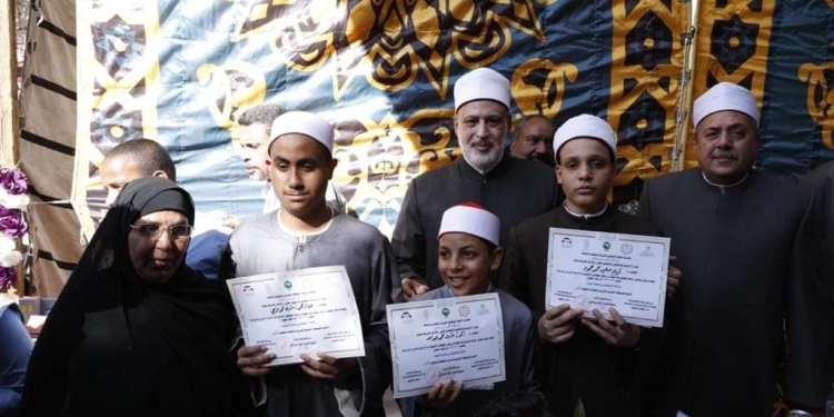 وكيل الأزهر يكرم طلاب الأزهر الفائزين بالمركز الأول في مسابقة «الأسبوع العربي البرمجة» في معهدهم بأسوان