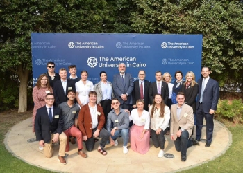 الجامعة الأمريكية بالقاهرة تستقبل حاكم ولاية إنديانا الأمريكية لبحث سبل التعاون