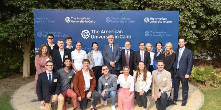 الجامعة الأمريكية بالقاهرة تستقبل حاكم ولاية إنديانا الأمريكية لبحث سبل التعاون