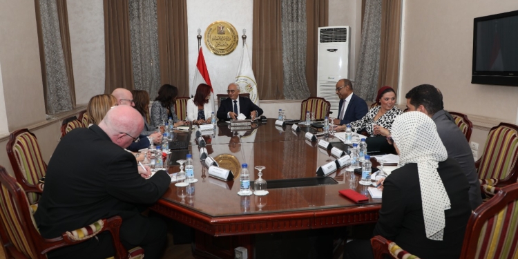 «حجازي» يناقش ملفات التعاون مع وفد هيئة كامبريدج للامتحانات