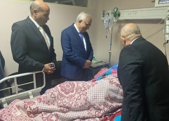 وزير التعليم يطمئن على حالة الطالبة هنا بعد نقلها للمستشفى
