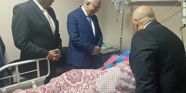 وزير التعليم يطمئن على حالة الطالبة هنا بعد نقلها للمستشفى