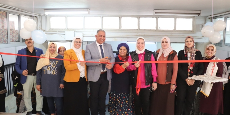 نائب رئيس جامعة الأزهر يفتتح معرضًا للملابس بالمجان بكلية طب البنات