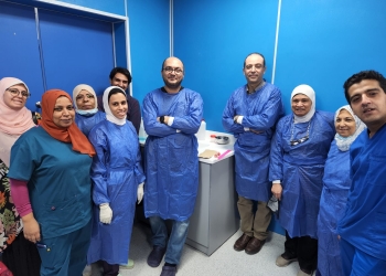 تيودور بلهارس يجرى جراحة نادرة لاستئصال ورم بالمرىء