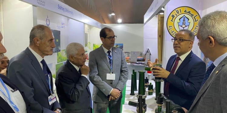 وفد مجلس الشيوخ المصري يتفقد جناح جامعة الأزهر في شرم الشيخ ويشيد بجهاز معالجة مياه الصرف الصناعي صديق البيئة
