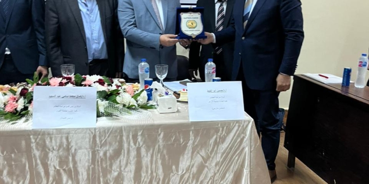 كلية طب الفيوم تكرم عميد طب الأزهر بالقاهرة
