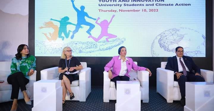 طلاب جامعة القاهرة المشاركين في نموذج محاكاة مؤتمر قمة المناخ يستعرضون تجربتهم