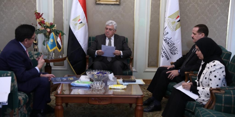 وزير التعليم العالي يبحث مع سفير كازاخستان بالقاهرة آليات التعاون