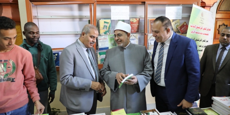 ﻿رئيس جامعة الأزهر يشهد افتتاح معرض الكتاب الخامس بكلية اللغة العربية بالقاهرة