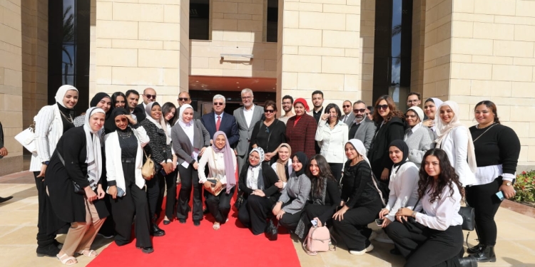 طلاب فنون جميلة حلوان يجملون مبنى وزارة التعليم العالي بالعاصمة الإدارية