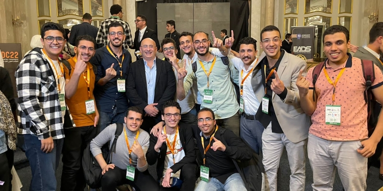 رئيس جامعة الأزهر يهنئ طلاب طب الأسنان بفوزهم بالمركز الأول في مسابقة أوائل الطلبة على مستوى الجامعات المصرية