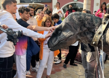 الديناصور “فرانكي”  في الجامعة البريطانية استعدادًا لقمة المناخ