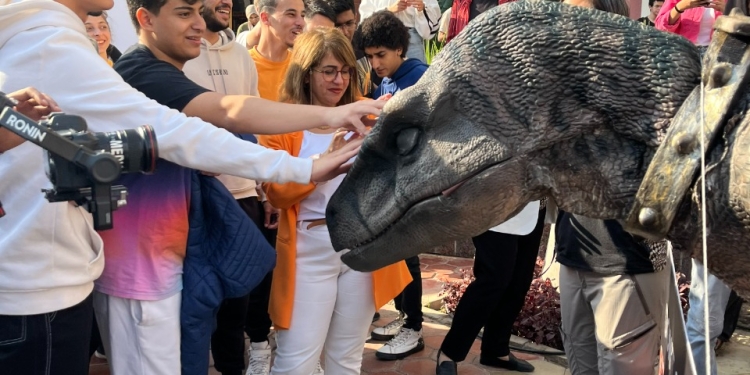 الديناصور “فرانكي”  في الجامعة البريطانية استعدادًا لقمة المناخ