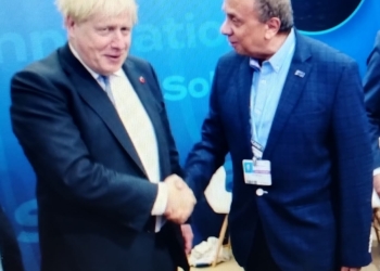 رئيس وزراء بريطانيا السابق يزور جناح المحيطات بمؤتمر المناخ في شرم الشيخ