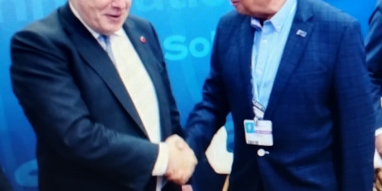 رئيس وزراء بريطانيا السابق يزور جناح المحيطات بمؤتمر المناخ في شرم الشيخ