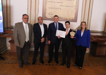 محمد الحسيني طالب جامعة عين شمس من ذوي الهمم يعبر المانش