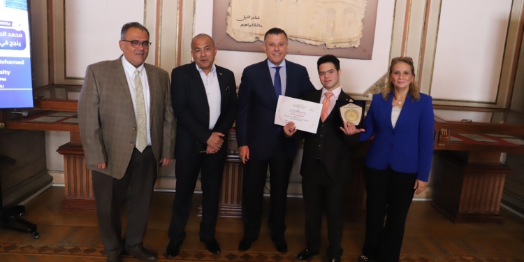 محمد الحسيني طالب جامعة عين شمس من ذوي الهمم يعبر المانش