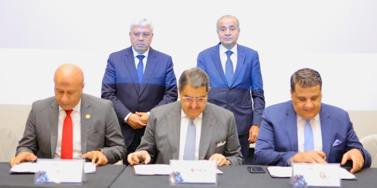 لتقديم 200 منحة للطلاب بالجامعات التكنولوجية..بروتوكول تعاون بين “التعليم العالي” و “صناع الخير”