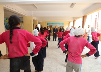 محافظ القاهرة يتفقد مدارس الأسمرات ويشاهد الأنشطة الرياضية للطلبة