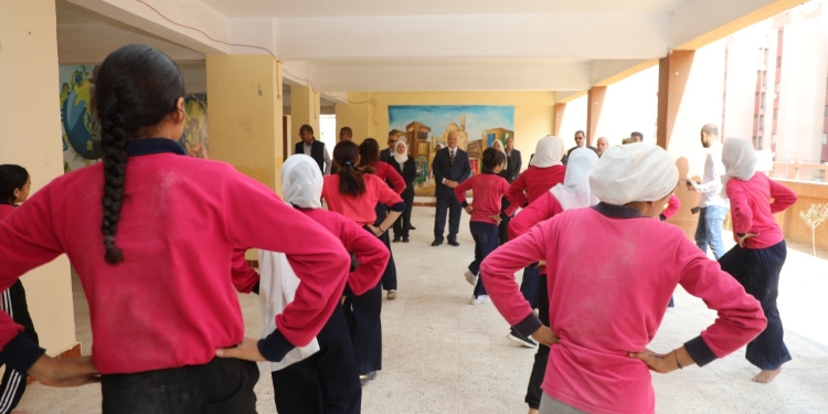 محافظ القاهرة يتفقد مدارس الأسمرات ويشاهد الأنشطة الرياضية للطلبة