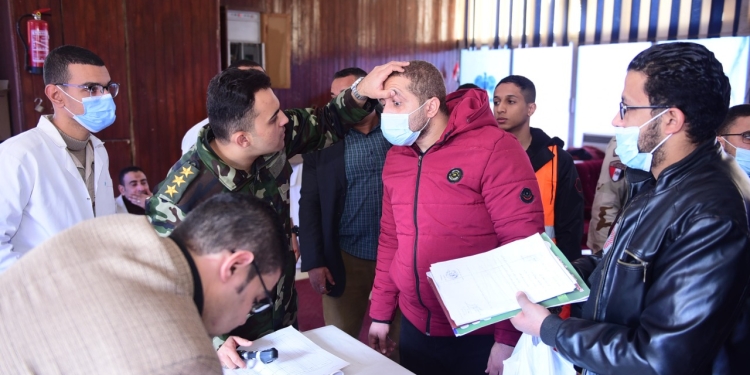 جامعة سوهاج تستقبل لجنة التجنيد والتعبئة بأسيوط لإنهاء موقف طلاب ذوي الإعاقة