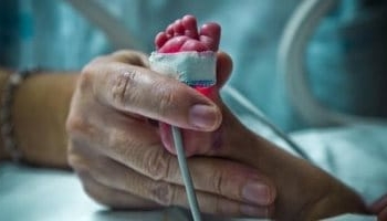 انتهكوا حياته الخاصة وعرضوه للخطر.. حبس 3 عمال بحضانة وضعوا كانيولا لرضيع