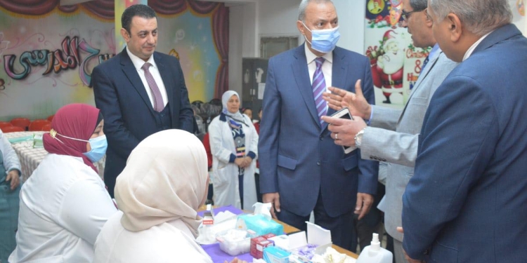 محافظ القليوبيه يتابع حملة الكشف عن الأنيميا لطلاب الابتدائي