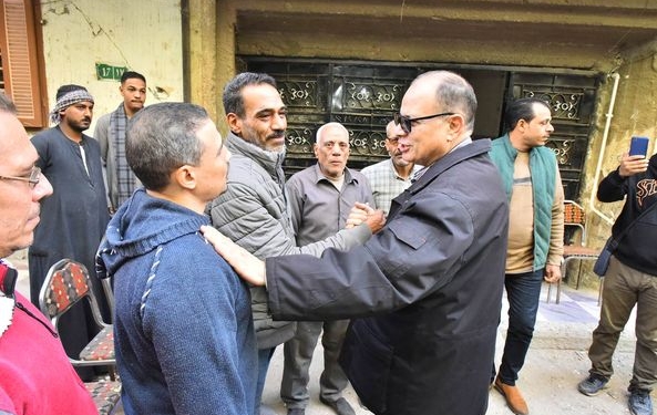 محافظ أسيوط معزيًا أسرة الطالبة ضحية ضرب مدرسها: إحالة المعلم والمديرة للشئون القانونية