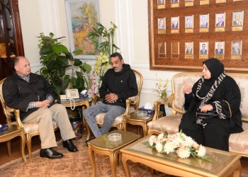 محافظ أسيوط يلتقي والدا "ريناد" التي مات على يد مُدرس