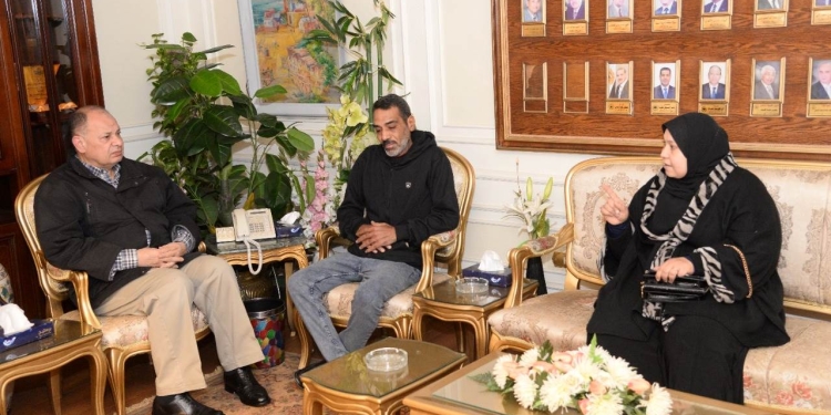 محافظ أسيوط يلتقي والدا "ريناد" التي مات على يد مُدرس