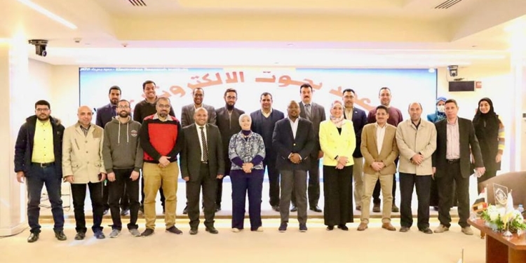 مديرمركز سميث الأمريكي للابتكار التكنولوجي  يتفقد معامل بحوث الإلكترونيات