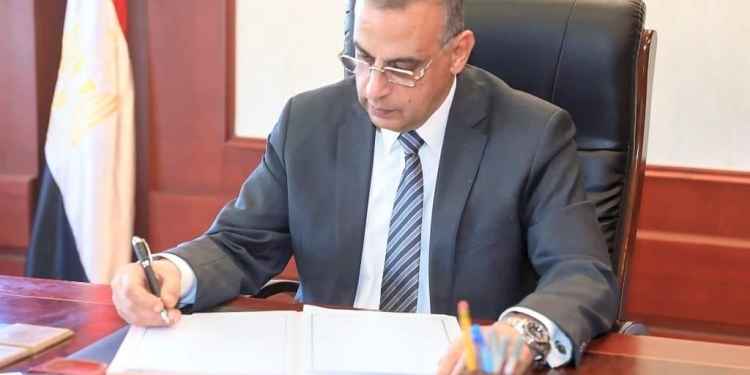 محافظ سوهاج يصدر قرار بنقل وتسكين 1000 معلم إلى وظائف الكادر