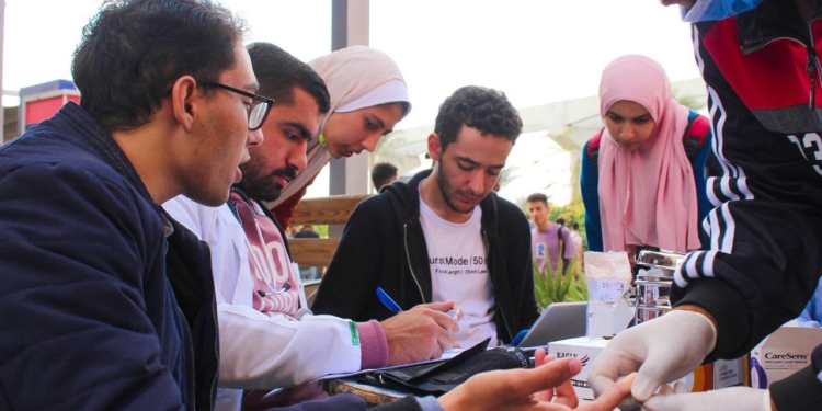 طلاب صيدلة الأهرام الكندية ينظمون حملة للتوعية بالتبرع بالدم