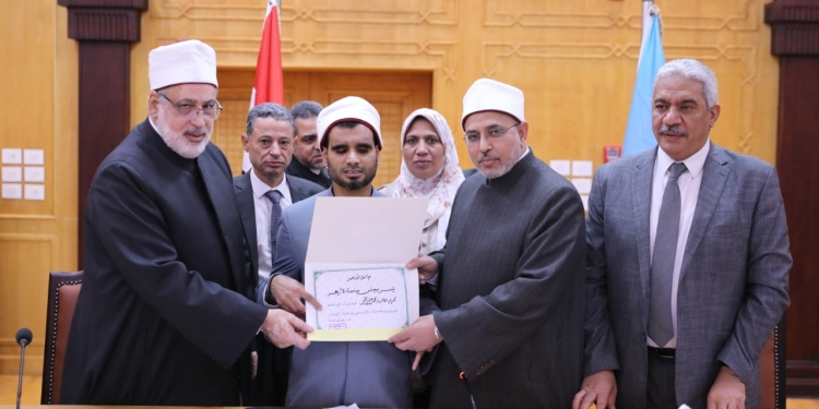 مجلس جامعة الأزهر يكرم حفظة القرآن الكريم ورئيس الجامعة يوجه بمضاعفة مكافاتهم