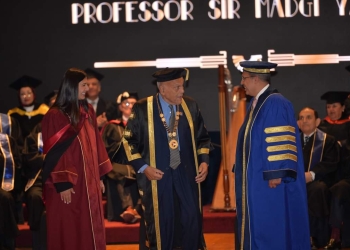 الجامعة البريطانية تُنصب السير مجدي يعقوب رئيسًا شرفيًا