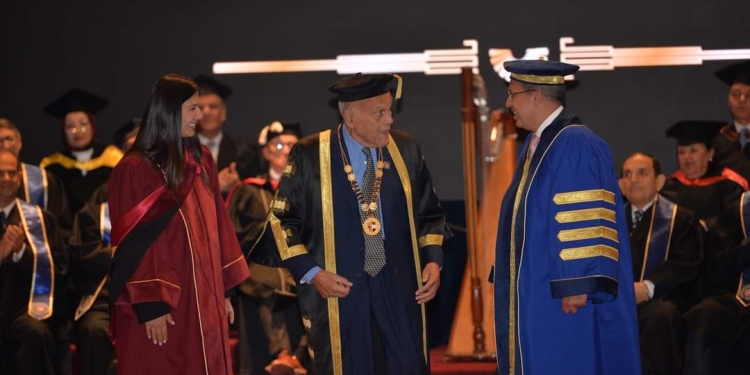 الجامعة البريطانية تُنصب السير مجدي يعقوب رئيسًا شرفيًا