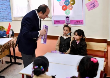 «السيسي» يزور مدرسة الحصص الابتدائية بشربين ويوزع هدايا على الطلاب «صور»