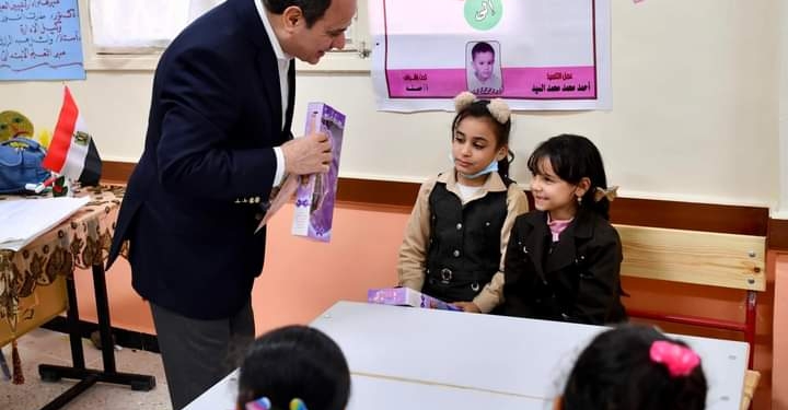 «السيسي» يزور مدرسة الحصص الابتدائية بشربين ويوزع هدايا على الطلاب «صور»