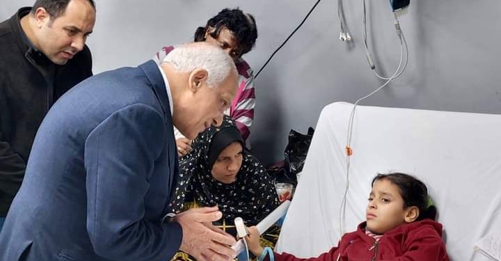 محافظ الجيزة يزور مصابي التدافع بمدرسة الشهيد أحمد جمال بالعمرانية بالمستشفيات