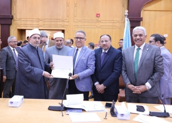 ﻿مجلس جامعة الأزهر يكرم العمداء المتميزين وفريق جهاز معالجة مياه الصرف الصناعي صديق البيئة المشارك في قمة المناخ COP27