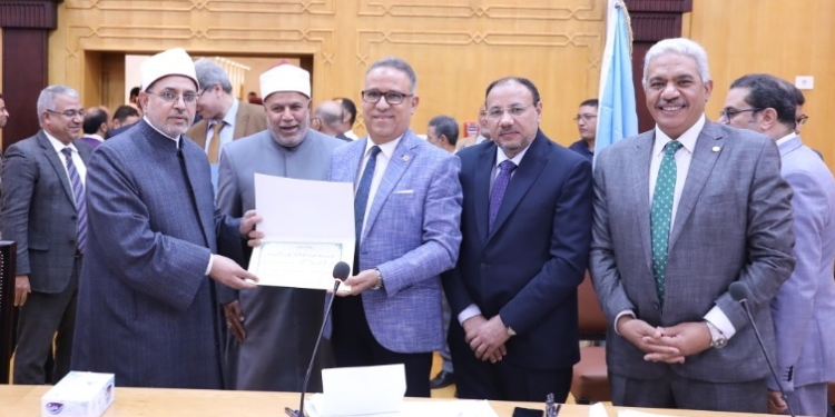 ﻿مجلس جامعة الأزهر يكرم العمداء المتميزين وفريق جهاز معالجة مياه الصرف الصناعي صديق البيئة المشارك في قمة المناخ COP27