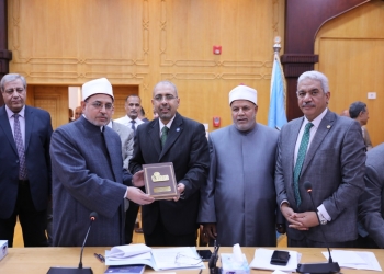 ﻿رئيس جامعة الأزهر يتسلم درع التصنيف الدولي للجامعات الخضراء الصديقة للبيئة