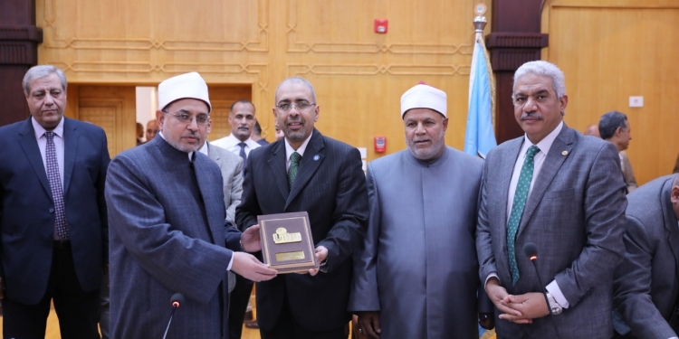 ﻿رئيس جامعة الأزهر يتسلم درع التصنيف الدولي للجامعات الخضراء الصديقة للبيئة