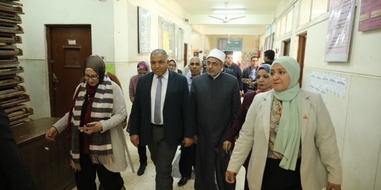 ﻿رئيس جامعة الأزهر يتابع انتظام العملية التعليمية لكلية التربية بنات بمدينة نصر