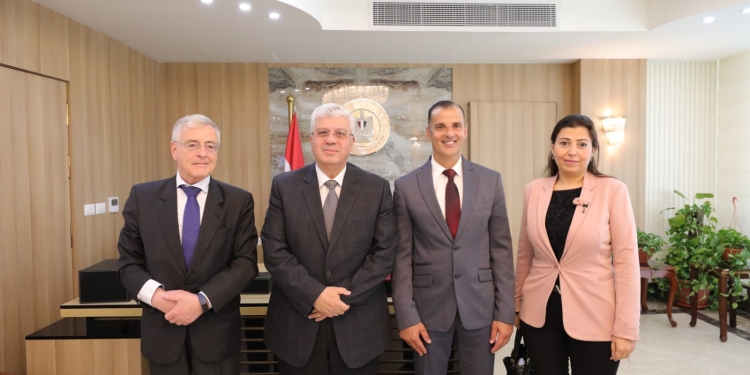 وزير التعليم العالي يبحث آليات التعاون مع رئيس مجلس أمناء الجامعة الألمانية الدولية GIU