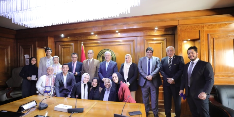 وزير التعليم العالي يكرم طلاب جامعة عين شمس الفائزين بالمركز الأول في مسابقة كأس العالم “إناكتس” لعام 2022 