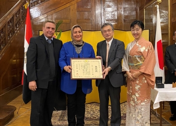 ﻿تتويج مدربة الإيكيبانا بشهادة تقدير من وزير الخارجية الياباني